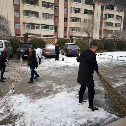 金堆城医院组织干部职工扫雪，全力保障医疗工作