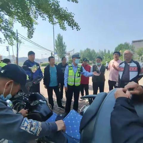 溪湖交警大队春耕时节深入乡村，进行交通安全宣传培训，为乡村一老一小家庭带去交通安全知识。