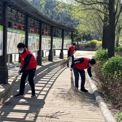 “乡镇清洁日”上马镇人大代表、政协委员在行动