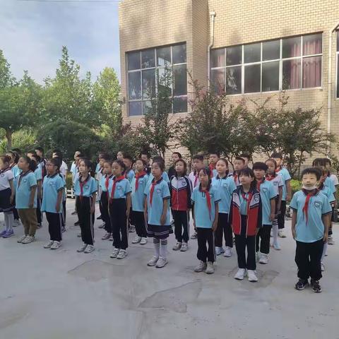 军训磨炼迎开学 英姿飒爽展风采