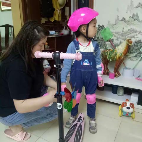 小晨晨滑滑板车