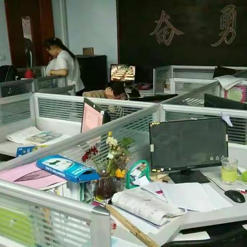 庆云二中初三教师“挑灯夜战”