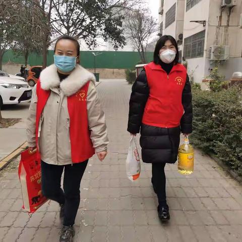 巩义市紫荆路街道白云社区春节之际慰问现役军人家属活动