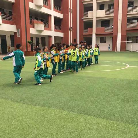 不负春光，力争向上。足球赛场，属我最强！