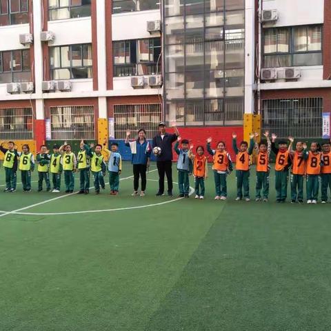 驰骋校园足球场，实小少年放光芒！