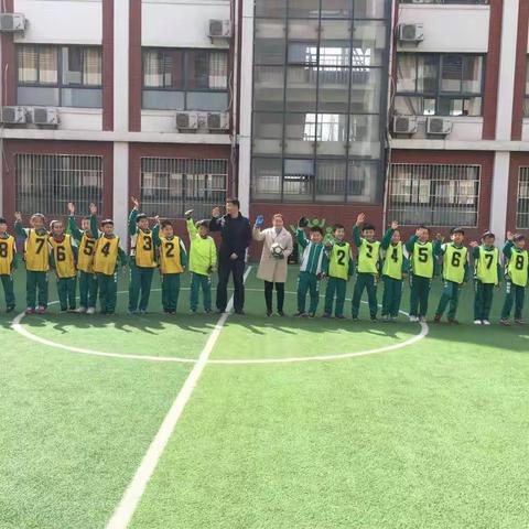 阳光洒满足球场，实小健儿正当强！