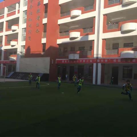 奔跑吧！绿茵场上的小小少年！