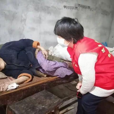 网格员走访高龄老人