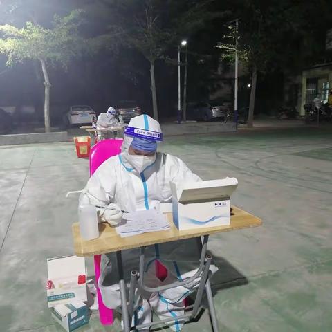 网格员开展全员核酸检测工作
