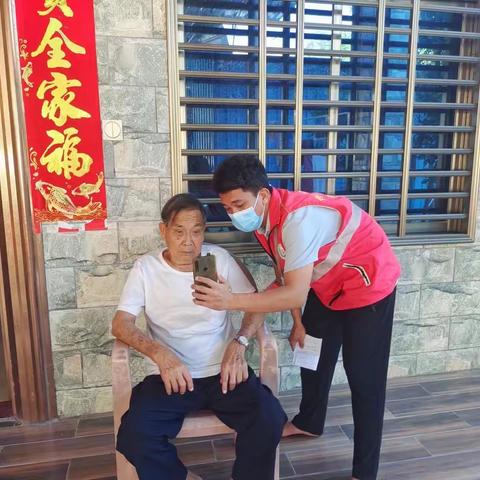 网格员进村入户为高龄老人进行人脸识别认