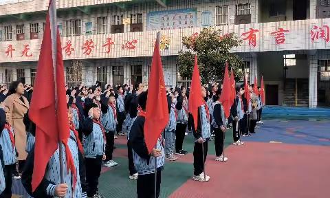 师生齐诵《满江红》  愛国之情植于心