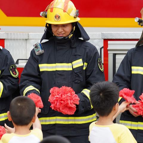 《小雨点幼儿园参观消防站，放飞英雄梦主题活动》