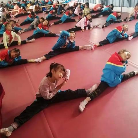 新学期龙脑桥小学舞蹈社团喊你来上课啦