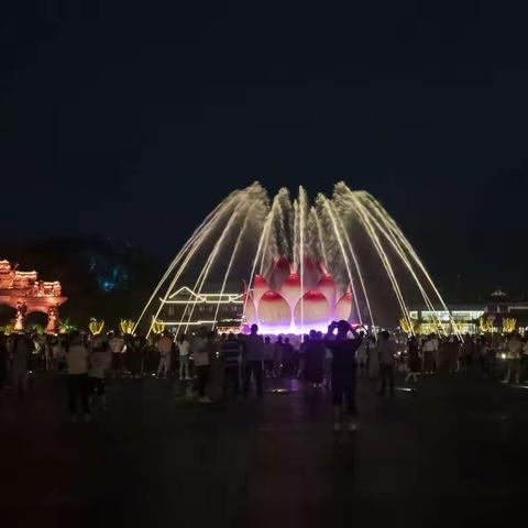 中秋之夜的乐山大佛嘉定坊夜景---2021.09.21