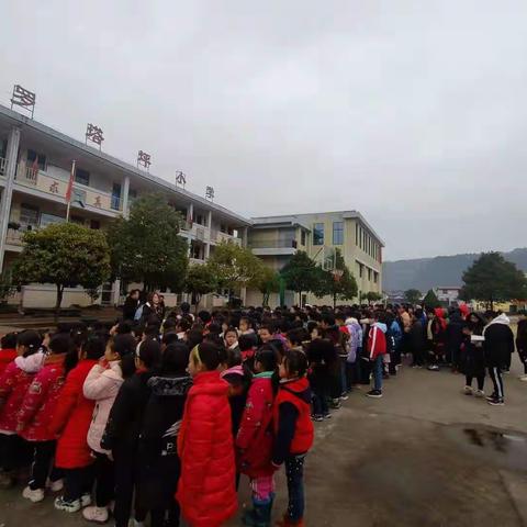 庆元旦，迎新年——罗塔坪乡中心学校绘画风采展示活动