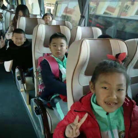 今天天气晴朗，解放小学一年四班同学们在韩老师和王老师的带领下参加了步入小学以来的第一次社会实践