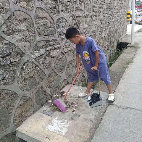 劳动促成长 ，汗水浇笑容 ——实验小学四8班陈昭阳暑假社会实践活动