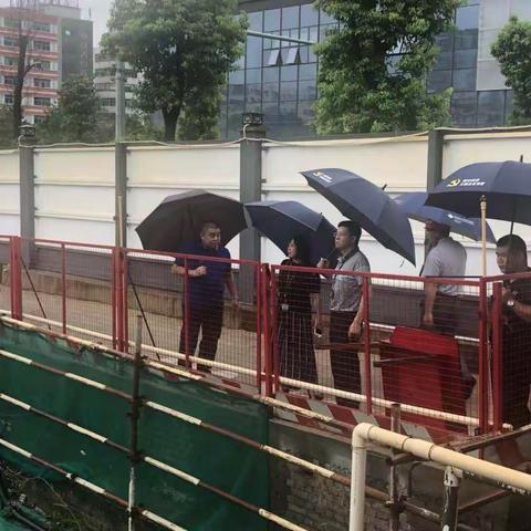 街道领导莅临文雅社区指导台风暴雨防御工作