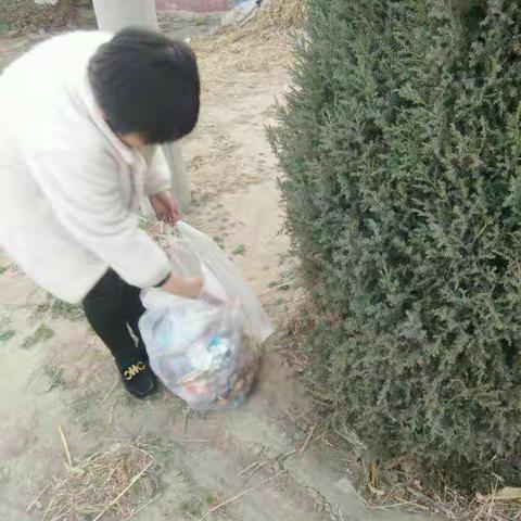 宋屯学校三年级一班同学们利用节假日学习雷锋精神。