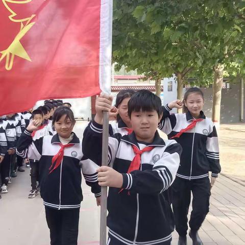 队旗飘扬 队员成长