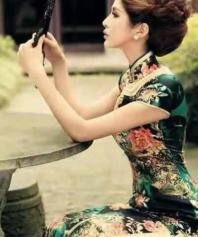 一袭旗袍韵，万卷诗书香。