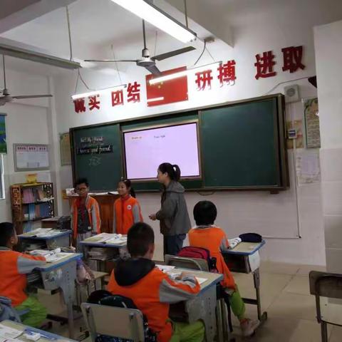 “英”你而美，“语”你共进——藤寨中心小学四年级英语“同课异构”教研活动