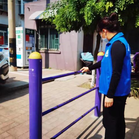 甸柳第五社区网格员检查安全器材