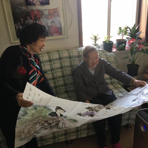 慈善专员张凤英春节前看望慰问八旬爱心老人