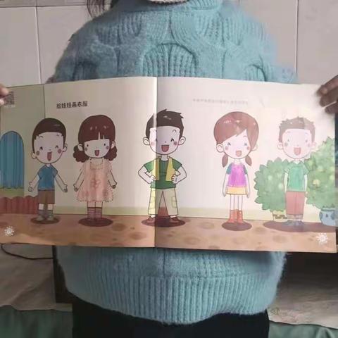 宏升幼儿园小一班美术作品《给娃娃画衣服》