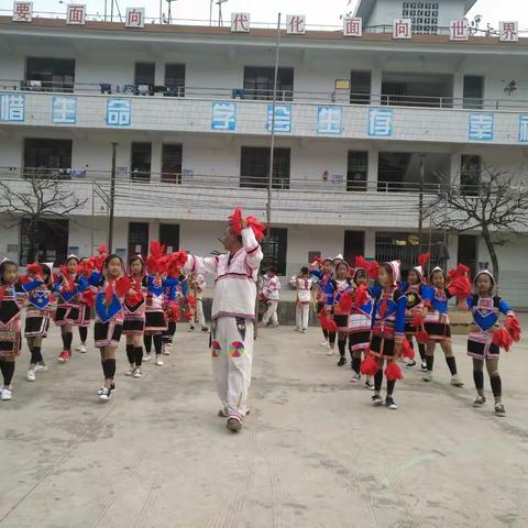 基诺小学开展文化进校园活动
