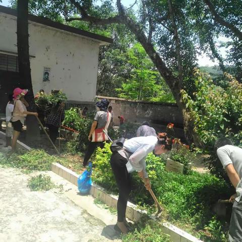 绿化环境，美化校园，我们在行动！ ～～五（108）班所有家长、老师和孩子们