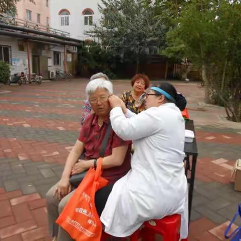 【河北创城记】爱心无限 老人受益篇—前进社区开展“夏季进社区健康行活动”