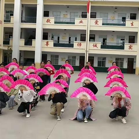 为了学生的一切  以实际行动提升办学品味