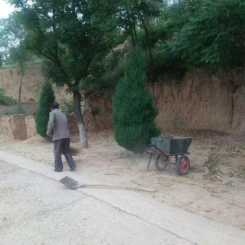 李家垣村第八个全民义务清扫日，早6点30分村民听到喇叭声，全民各扫房前屋后