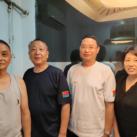 战友，八一的碰杯