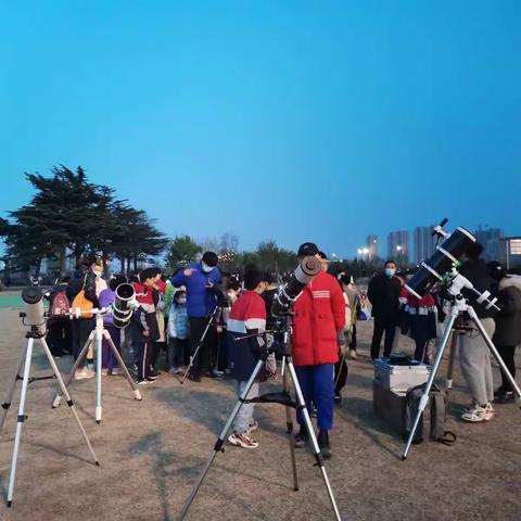 天文社团仰望星空，美丽延伸！
