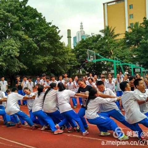 团结就是力量---初三年级庆国庆拔河比赛