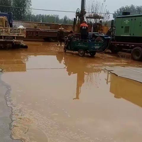焕发青春、永驻岁月，兢兢业业、锐意进取。