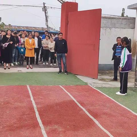 以“心”促沟通，以“爱”促成长------记向城镇盛庄小学秋季家长会纪实。