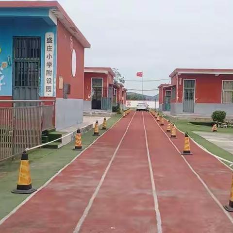“停课不停学”期间，老师们线上教学依旧认真负责地耕耘着。