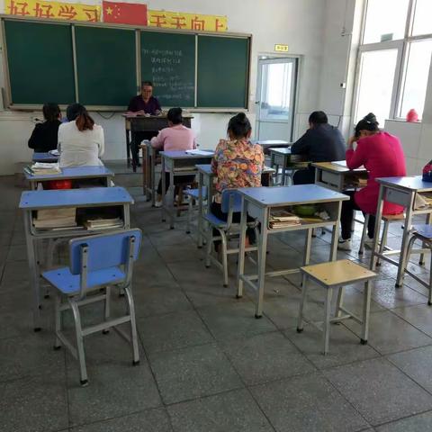 河暖小学全体教师为迎国检工作中