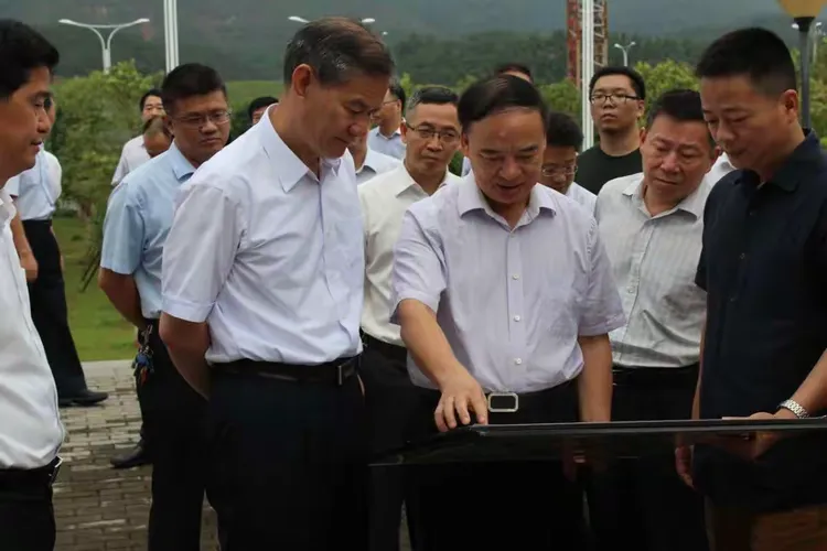 加速推进文旅康养产业落地7月11日上午,市委书记林兴禄,市长余红胜