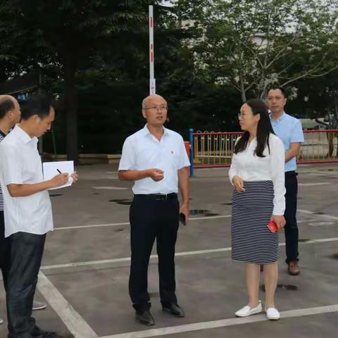 张平怀市长调研逸夫小学爱心停车场建设情况