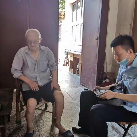 我为群众办实事——周至县新区支行上门为客户激活社保卡