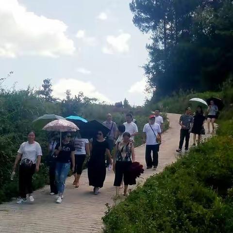 金秋风送爽 酷暑热难当 寒门弟子急 义工助学忙