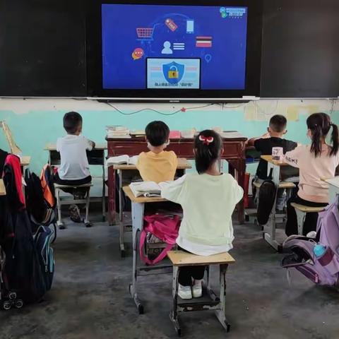 助力“双减”安全教育主题班会活动----安全伴我行