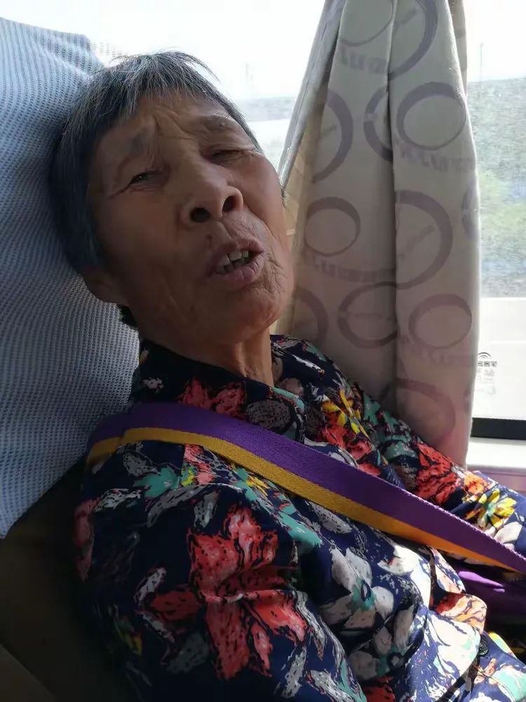 梦境中的奇遇，与男友共乘的列车与偶遇的老婆婆