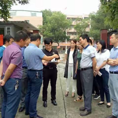 区委书记林卫春到市第十二小学调研