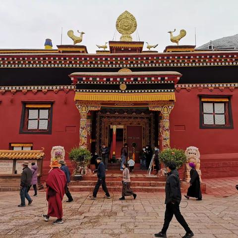 游览参观德格印经院