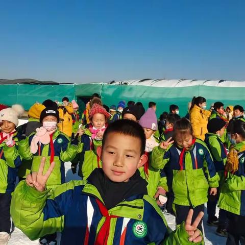 “筑梦冬奥，冰雪进校园”三庄子校区二年级师生滑雪体验